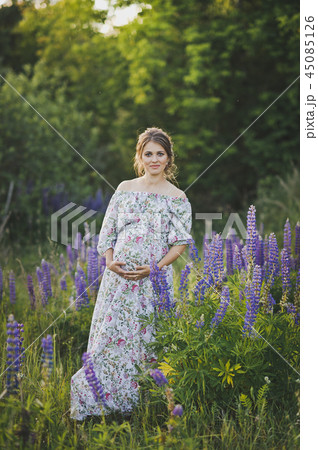 Beautiful portrait of a girl standing in the field 45085126