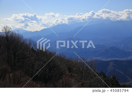 東京八王子(神奈川相模原市)の陣馬山の山頂から南側の蛭ヶ岳、丹沢山方面眺望 東京八王子(神奈川相模原市)の陣馬山の山頂から南側の蛭ヶ岳、丹沢山方面眺望 45085794