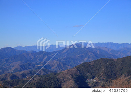 東京八王子(神奈川相模原市)の陣馬山の山頂から西側の雁ヶ腹摺山、権現山方面眺望 45085796