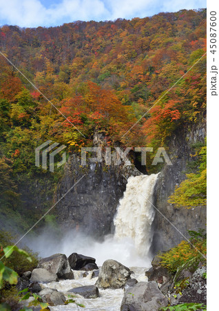 苗名滝 紅葉の写真素材