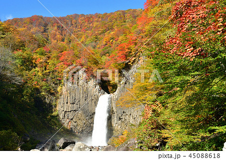 苗名滝 紅葉の写真素材