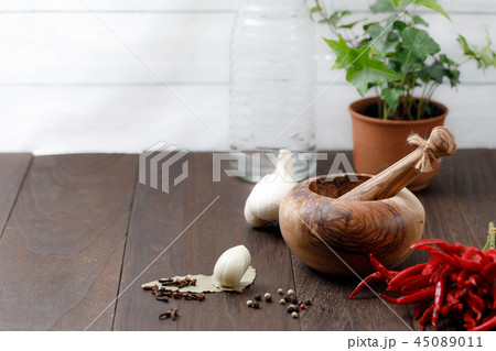 香辛料のある風景 オリーブのスパイスグラインダーと 香辛料のある風景 オリーブのスパイスグラインダーと 45089011