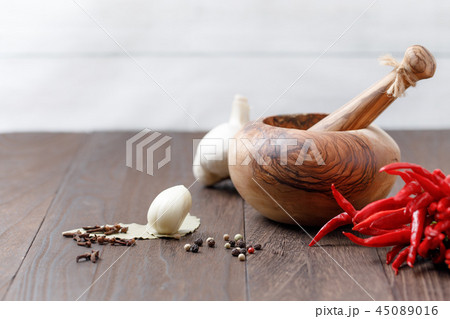 香辛料のある風景 オリーブのスパイスグラインダーと 香辛料のある風景 オリーブのスパイスグラインダーと 45089016