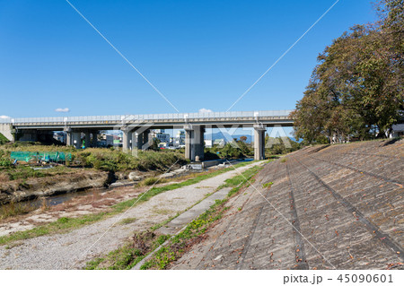 川をまたぐ中央高速道路 45090601