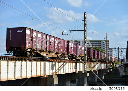城東貨物線を行くコンテナ貨物列車 45093356