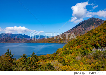 日光の秋 中禅寺湖スカイラインから臨む紅葉 B 2 男体山と金精峠 の写真素材