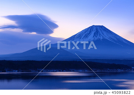 本栖湖 夜明けの富士山の写真素材