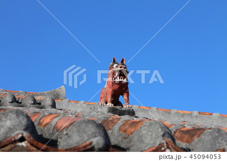 沖縄石垣島　屋根のシーサー　弟 45094053