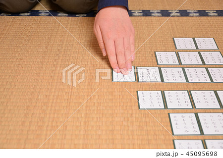 百人一首をする子供 押さえ手 百人一首をする子供 押さえ手 45095698