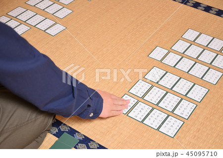 百人一首をする子 押さえ手 百人一首をする子 押さえ手 45095710