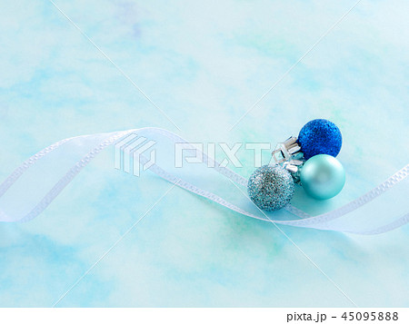 クリスマスイメージ　飾り、リボン 45095888