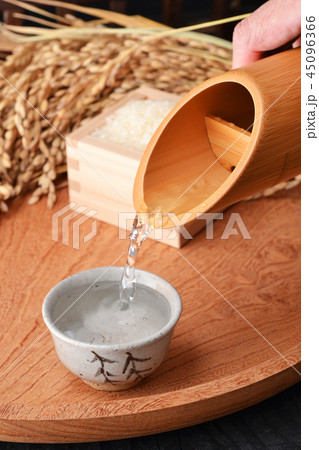 新米を収穫して新酒を飲む 新米を収穫して新酒を飲む 45096366