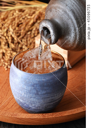 焼酎ロックを注ぐ 焼酎ロックを注ぐ 45096755