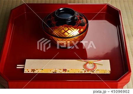 関東風のお雑煮を秀衡椀でいただく 45096902