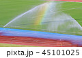 グラウンドのスプリンクラーと虹 45101025