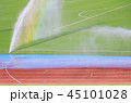 グラウンドのスプリンクラーと虹 45101028