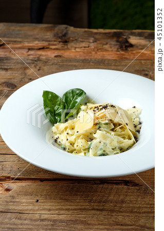 Cheese pasta with basil 45101352