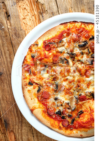 Pizza with salami and mushroom 45101390