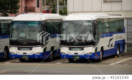 車庫に並ぶJRバス　２台 45101540