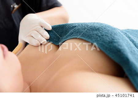 脱毛　ワックス脱毛　胸部　施術シーン　イメージ 45101741