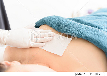 脱毛　ワックス脱毛　胸部　施術シーン　イメージ 45101752