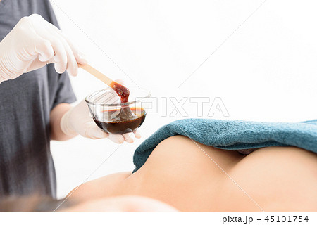 脱毛　ワックス脱毛　胸部　施術シーン　イメージ 45101754