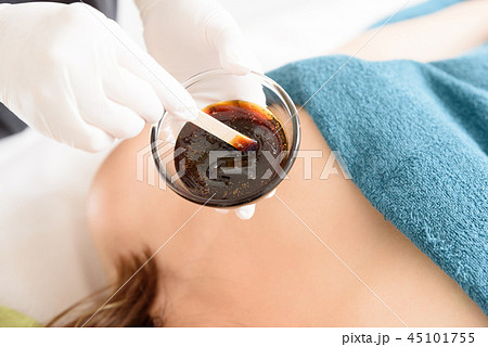 脱毛　ワックス脱毛　胸部　施術シーン　イメージ 45101755