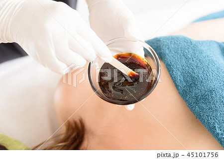 脱毛　ワックス脱毛　胸部　施術シーン　イメージ 45101756