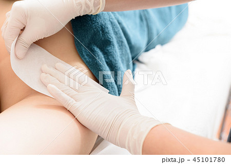 脱毛　ワックス脱毛　腋　施術シーン　イメージ 45101780