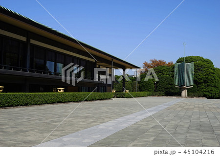 10月　皇居97長和殿と松の塔、宮殿東庭 45104216