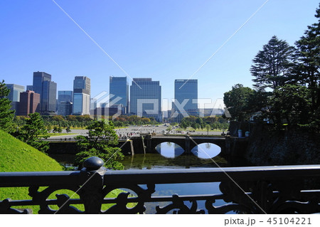 10月　皇居93丸の内ﾋﾞﾙ群と正門鉄橋 45104221