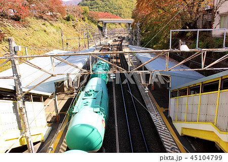 中央本線甲斐大和駅の2番線ホームに入線する貨物列車(5) 45104799