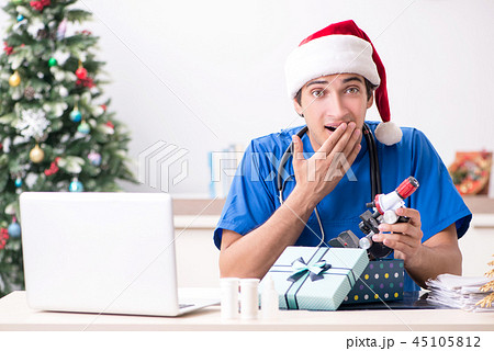 Doctor with gift box in the hospital Doctor with gift box in the hospital 45105812