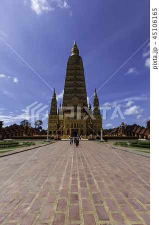 The golden stupa in Wat Mahathat Wachiramongkol The golden stupa in Wat Mahathat Wachiramongkol 45106165
