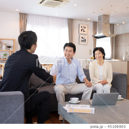 シニア夫婦 リビング 商談 ビジネスマン イメージ シニア夫婦 リビング 商談 ビジネスマン イメージ 45106903