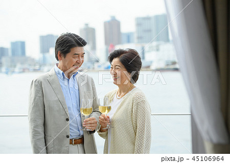 シニア夫婦 旅行 ワイン ライフスタイルイメージ シニア夫婦 旅行 ワイン ライフスタイルイメージ 45106964