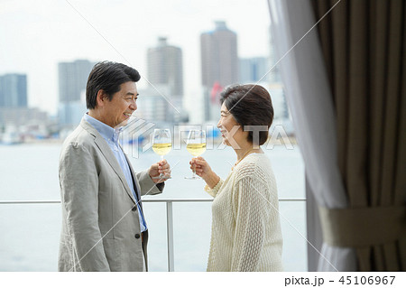 シニア夫婦 旅行 ワイン ライフスタイルイメージ シニア夫婦 旅行 ワイン ライフスタイルイメージ 45106967
