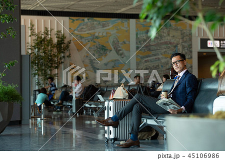 ビジネスマン 空港 出張 ビジネス イメージ 45106986