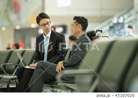 ビジネスマン 空港 出張 ビジネス イメージ 45107020