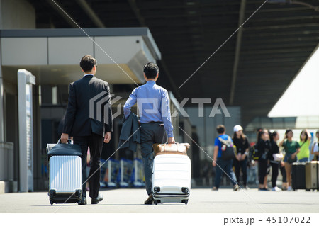 ビジネスマン 空港 出張 ビジネス イメージ 45107022
