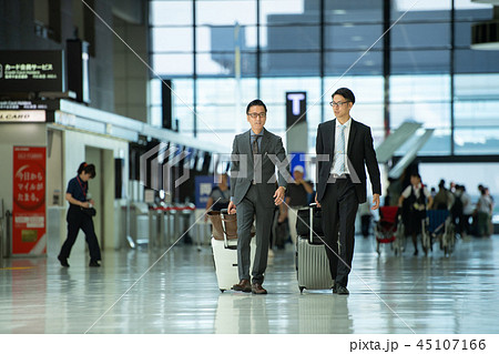ビジネスマン 空港 出張 ビジネス イメージ ビジネスマン 空港 出張 ビジネス イメージ 45107166