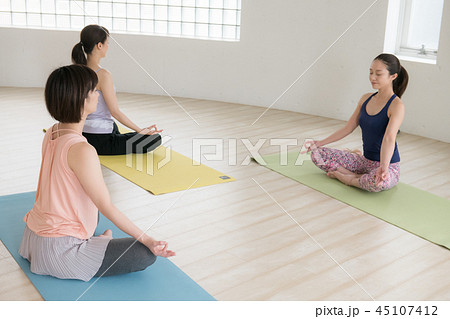 ヨガスタジオでヨガレッスンを受ける若い日本人女性 45107412