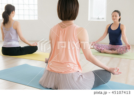 ヨガスタジオでヨガレッスンを受ける若い日本人女性 45107413