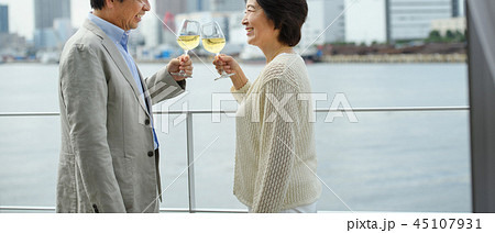シニア夫婦 旅行 ワイン ライフスタイルイメージ シニア夫婦 旅行 ワイン ライフスタイルイメージ 45107931