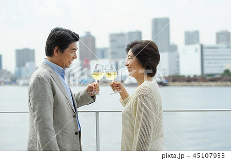 シニア夫婦 旅行 ワイン ライフスタイルイメージ シニア夫婦 旅行 ワイン ライフスタイルイメージ 45107933