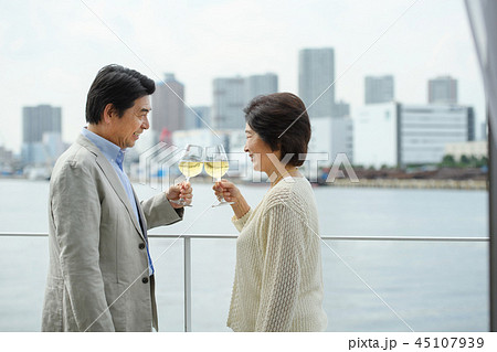 シニア夫婦 旅行 ワイン  ライフスタイルイメージ 45107939