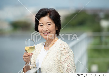 シニア 女性 ワイン ライフスタイルイメージ シニア 女性 ワイン ライフスタイルイメージ 45107945