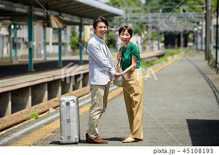 カップル 旅行 電車 駅  観光 イメージ　撮影協力:京王電鉄株式会社 45108193