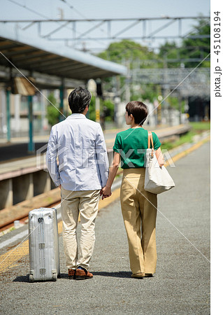 カップル 旅行 電車 駅 観光 イメージ 撮影協力:京王電鉄株式会社 カップル 旅行 電車 駅 観光 イメージ 撮影協力:京王電鉄株式会社 45108194