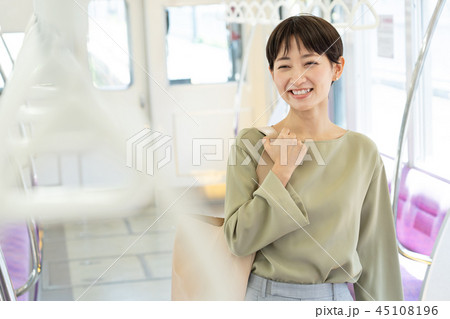 ビジネスウーマン 電車 通勤　撮影協力:京王電鉄株式会社 45108196